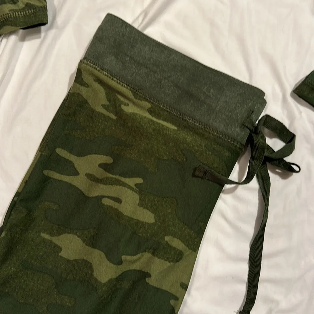 Dream Holly PJ set - LulaRoe XS - Picture 4 of 5